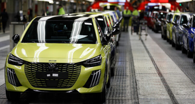 Ante menores ventas: Stellantis paralizará 6 plantas en Europa para reducir acumulación de autos