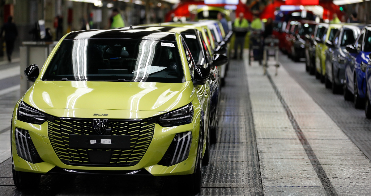 Ante menores ventas: Stellantis paralizará 6 plantas en Europa para reducir acumulación de autos
