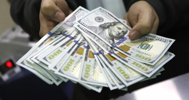 El dólar logra repuntar sobre los $950 a la espera de conocer si se baja la tasa de interés en EEUU