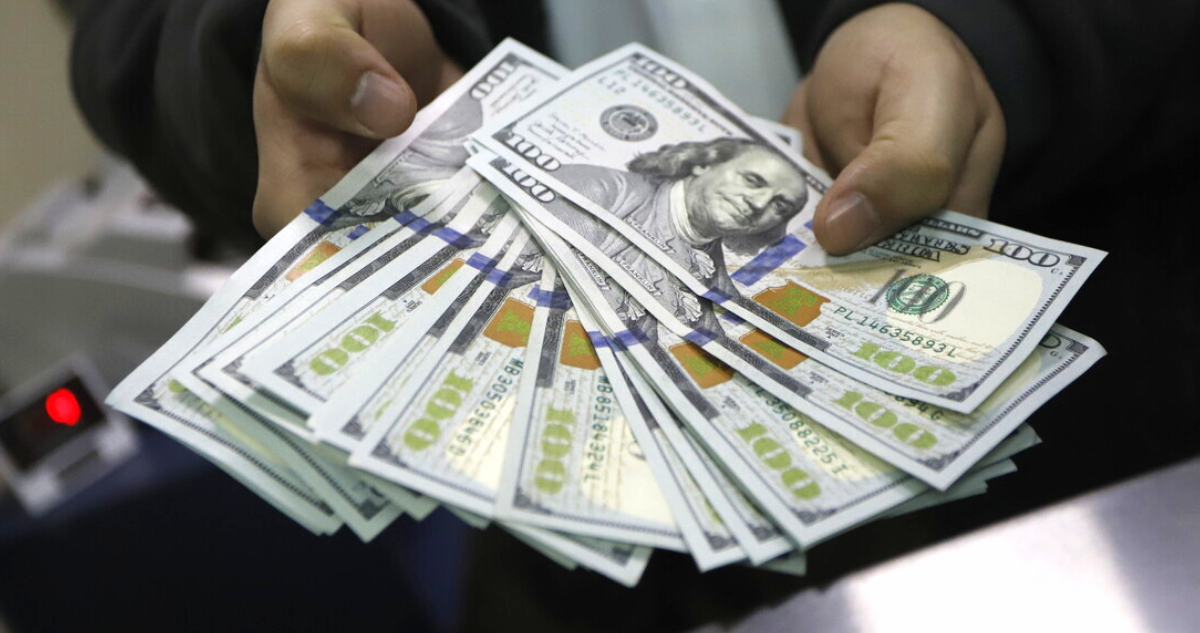 El dólar logra repuntar sobre los $950 a la espera de conocer si se baja la tasa de interés en EEUU