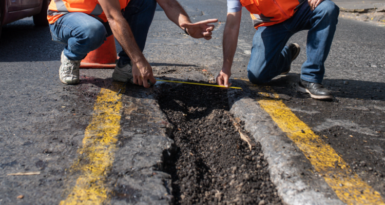 “Tápame el hoyo”: diputada Yeomans impulsa proyecto para agilizar reparación de calles y avenidas