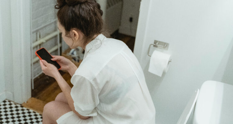 Estudio descubrió que usar el teléfono en el baño aumenta un 46% el riesgo de hemorroides