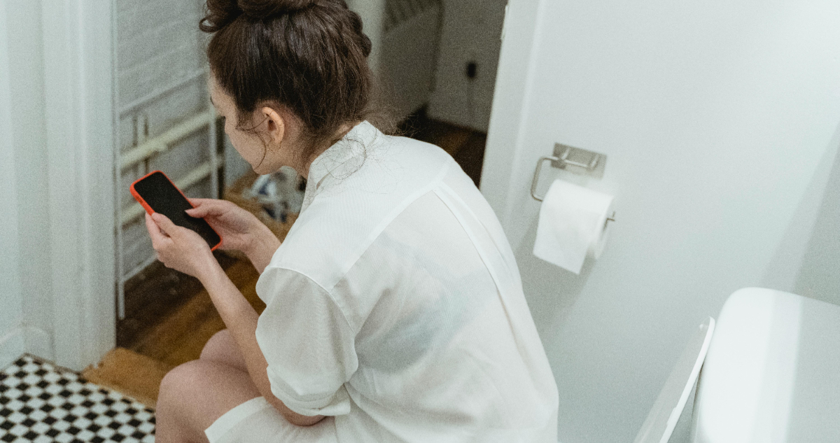 Estudio descubrió que usar el teléfono en el baño aumenta un 46% el riesgo de hemorroides