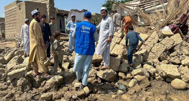 Terremoto y réplicas en Afganistán dejan 800 muertos y 2.500 heridos: cifra podría aumentar