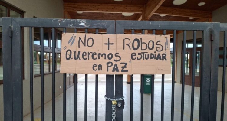 Apoderados se toman escuela rural de Vilcún y acusan abandono del municipio tras robos en el recinto