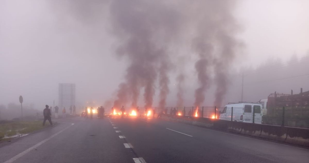 Pobladores de tomas de Curanilahue interrumpen el tránsito en ambos sentidos de la Ruta 160
