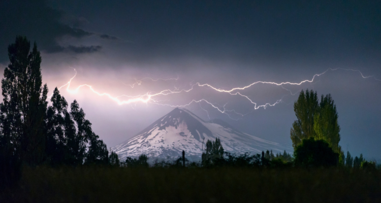 Alertan posibles tormentas eléctricas y lluvia para 4 regiones: cuáles son y cuánto podría llover