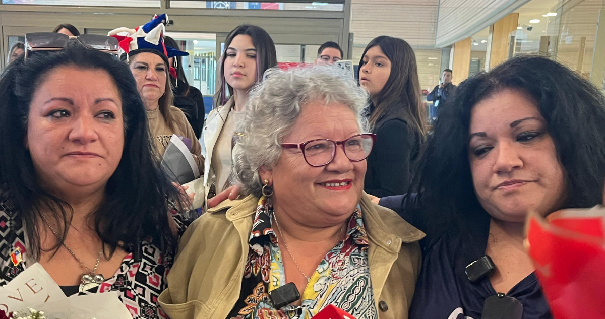 Tras 46 años, mujer se reencuentra con hijas gemelas que le arrebataron en dictadura: viven en Italia