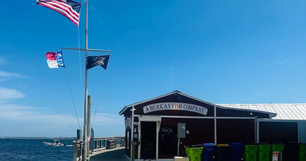 Un hombre atacó desde un bote a los clientes de un bar en Carolina del Norte.
