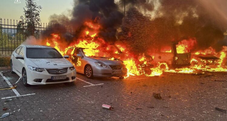 Vehículos en llamas tras ataque con drones en un estacionamiento cerca de un edificio residencial en Kiev