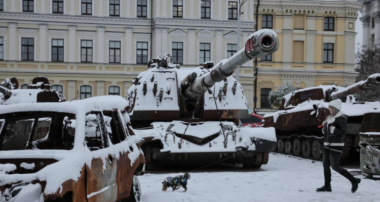 Contexto | Blindados rusos destruidos durante la primera nevada del invierno en Kiev, Ucrania, el 22 de noviembre de 2023