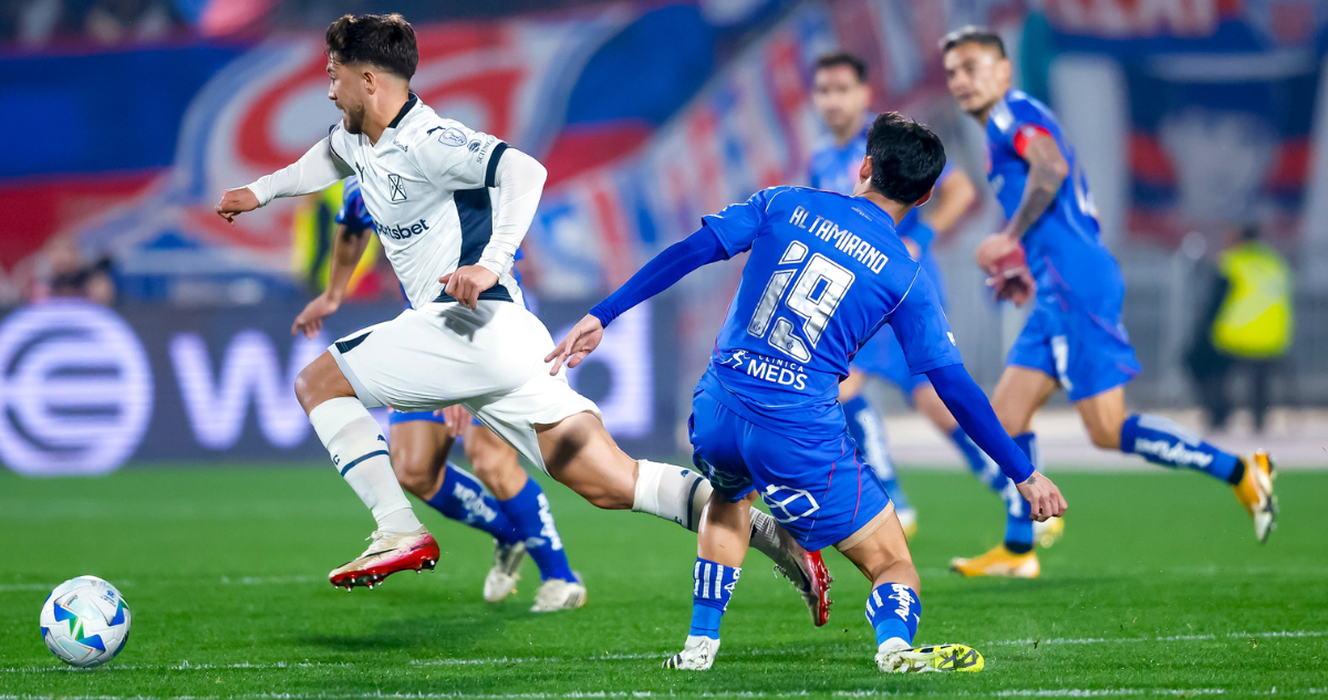 Conmebol le da en el piso a La U: la llena de multas por infracciones en la ida ante Independiente