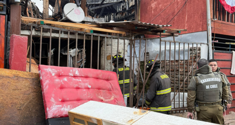 Un fallecido y cinco viviendas afectadas por incendio en La Pintana.