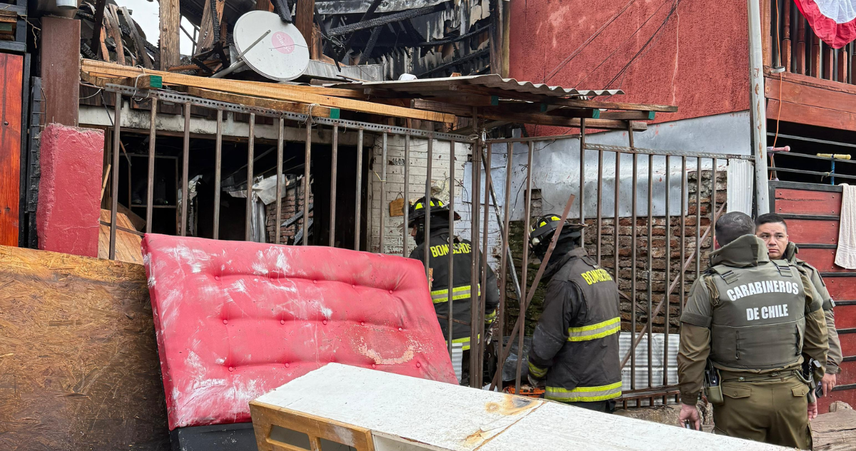 Un fallecido y cinco viviendas afectadas por incendio en La Pintana.