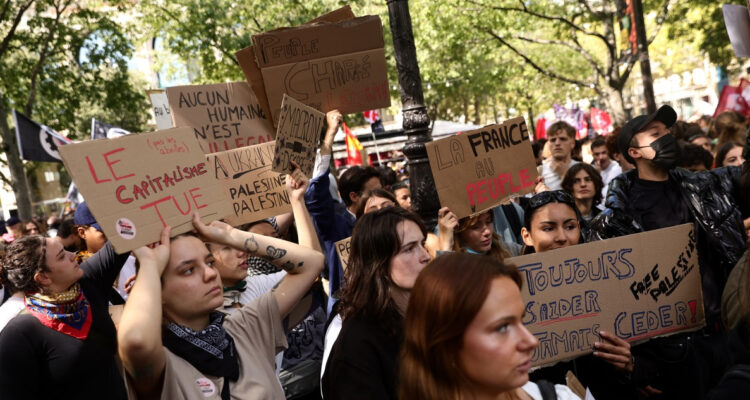 Policía desaloja universidades de París en medio de protestas para bloquear Francia