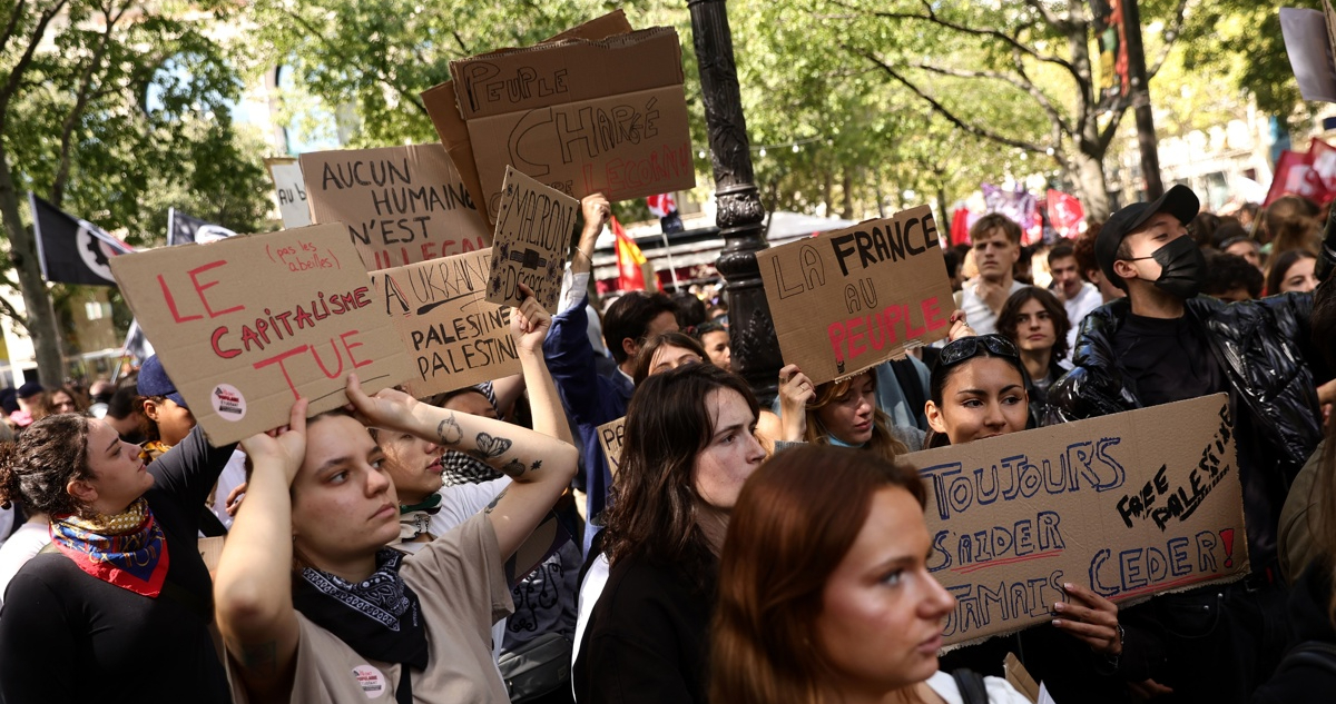 Policía desaloja universidades de París en medio de protestas para bloquear Francia