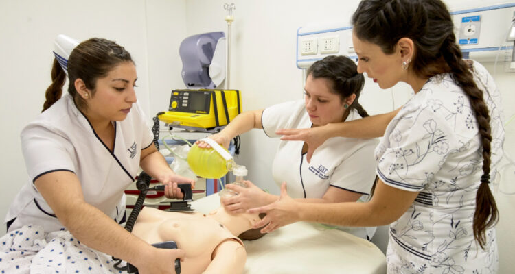 Escuela de Enfermedía UST se afilia a red académica internacional Watson Caring Science Institute