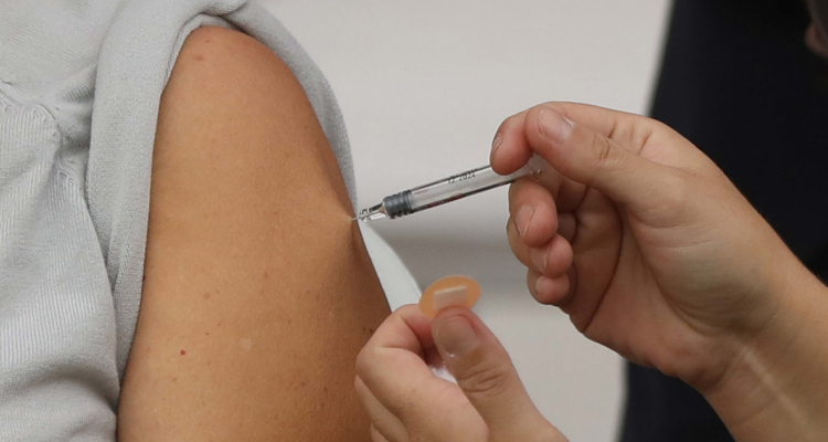 Vacunan por error a 15 estudiantes de octavo básico en operativo de Salud Municipal de Pitrufquén