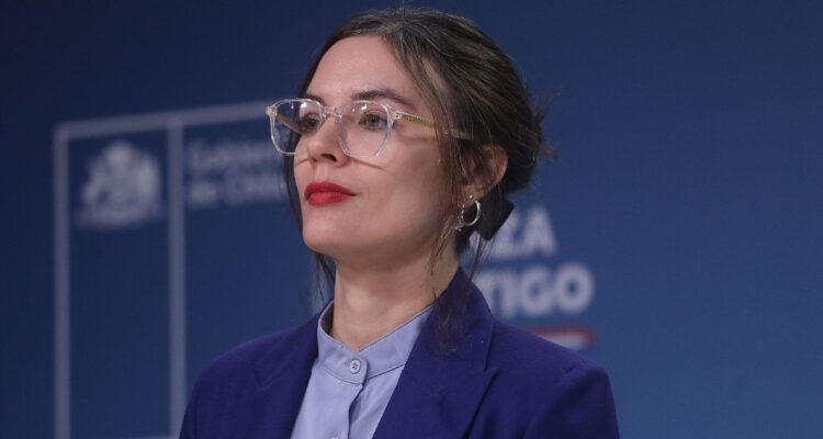 Gobierno emplaza a que miembro de directorio de Canal 13 se pronuncie por acusaciones de campaña sucia