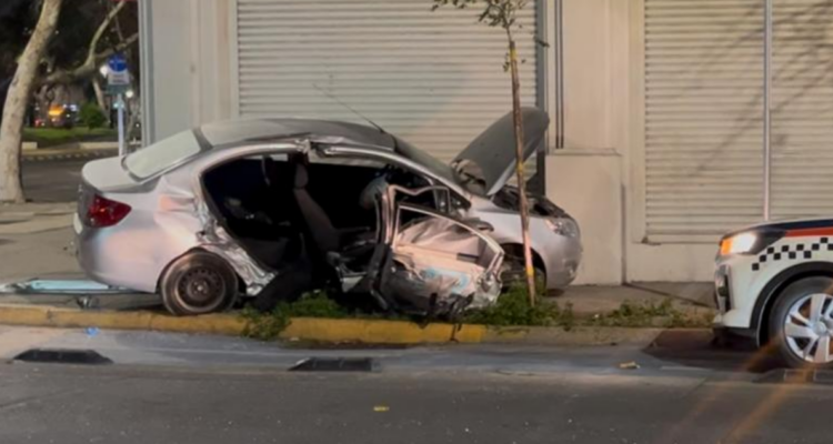 Vehículo termina con su lado derecho destruido en accidente en Santiago: indagan consumo de alcohol