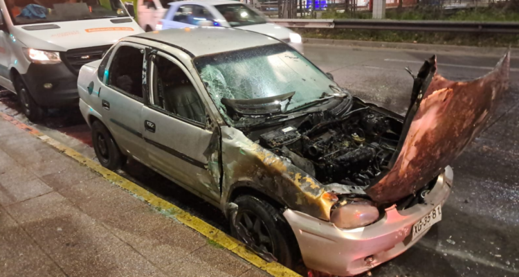 Accidente en el centro de Santiago termina con vehículo quemado: su conductor se dio a la fuga