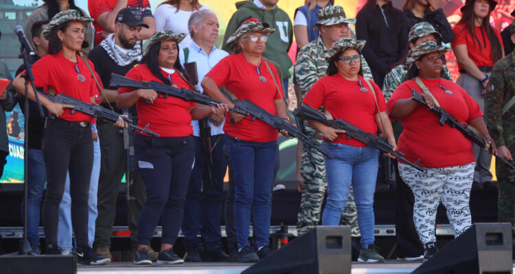 Venezuela condecora a cinco mujeres milicianas tras “burla” de Trump en su contra