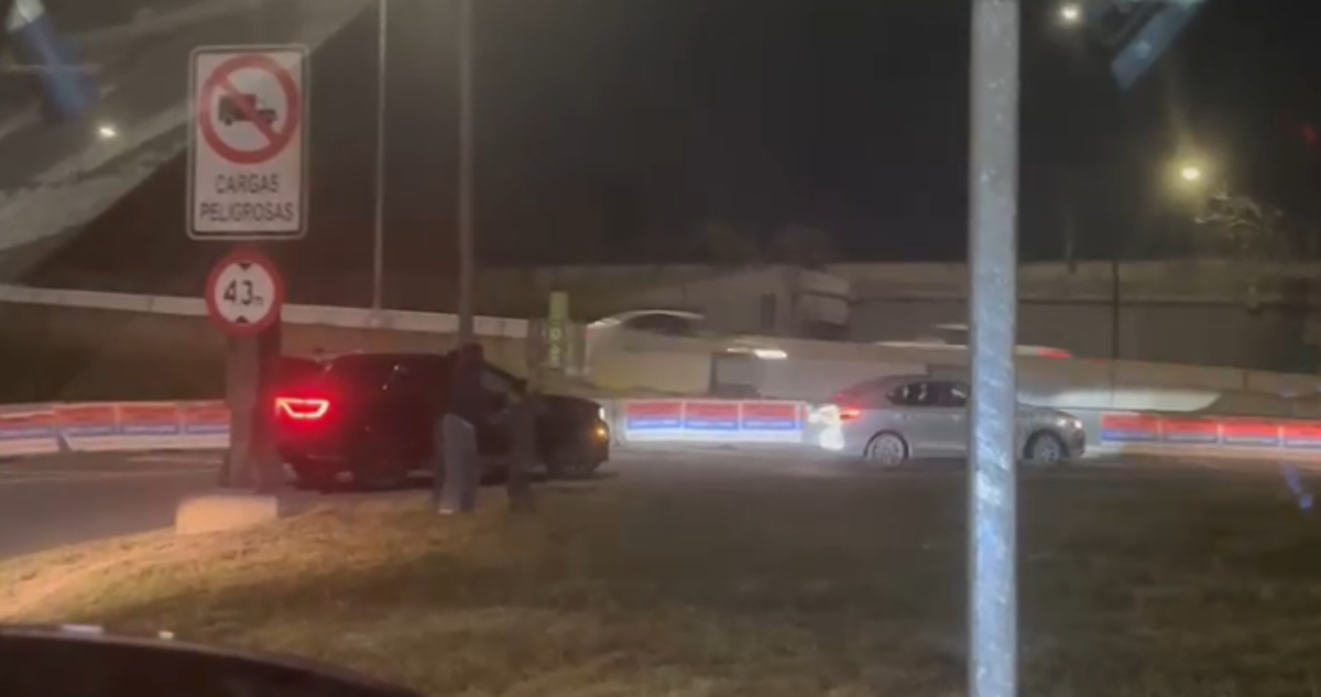 Móvil de La Radio presenció violenta encerrona en Santiago