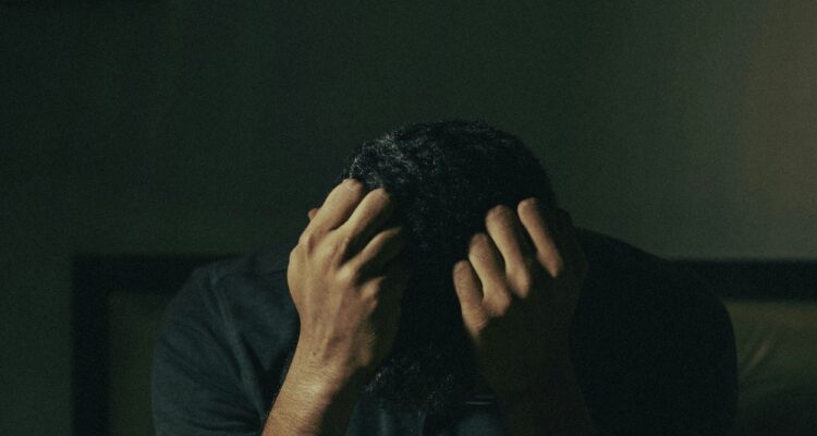 Foto de contexto de persona cubriendose el rostro para nota sobre violencia contra personas autistas