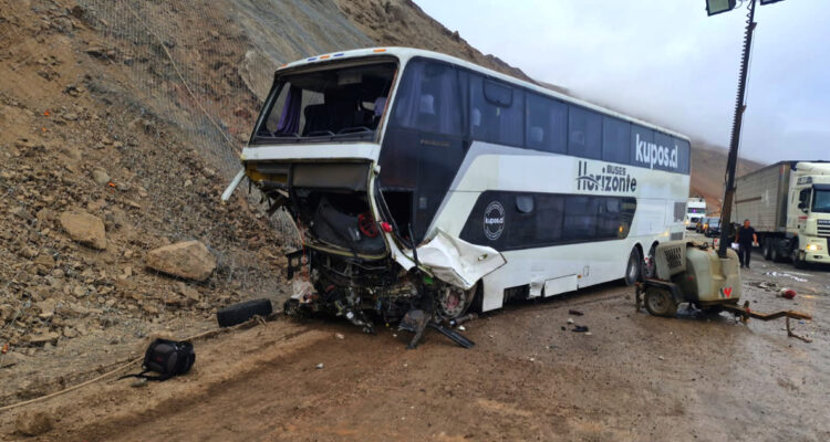 Violento choque de bus con 45 pasajeros a bordo se registró en Cuesta Chinchorro: conductor falleció