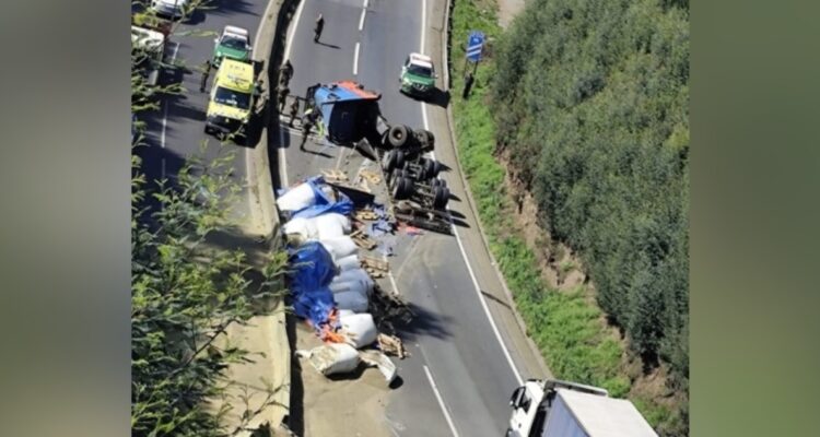 Volcamiento de camión en puente Malleco de Collipulli