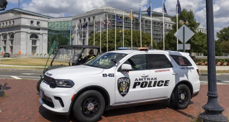 Vista de una patrulla de la Policía que vigila junto a Union Station, en Washington