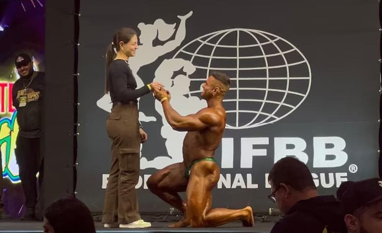 Murió el fisicoculturista e influencer que se hizo viral tras pedir matrimonio en plena competencia
