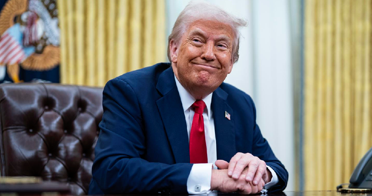 “A veces los perturbo”: Trump “bromea” sobre como remece los mercados globales con sus decisiones