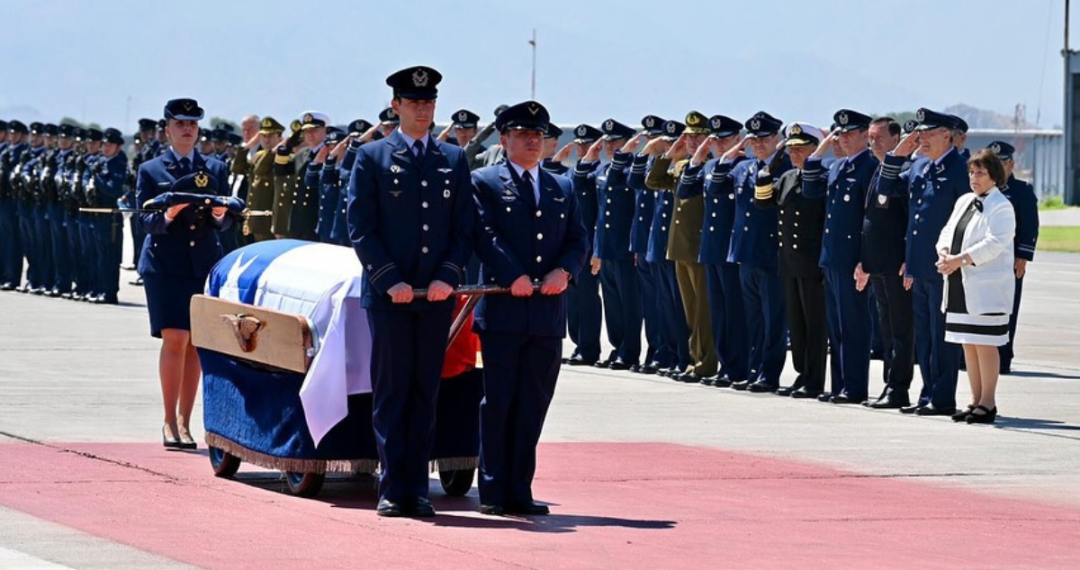 Así fue el emotivo arribo a Santiago de Sergio Hidalgo, piloto de la FACh que murió en accidente aéreo