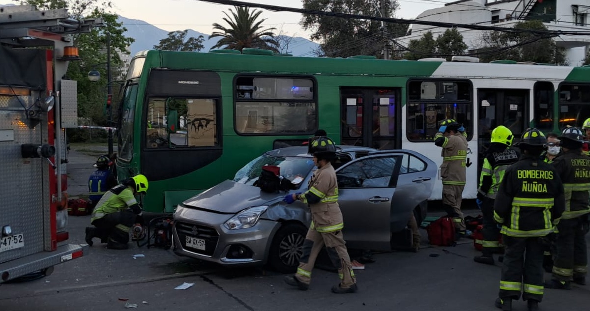 Siete heridos deja accidente entre bus RED y un auto en Ñuñoa