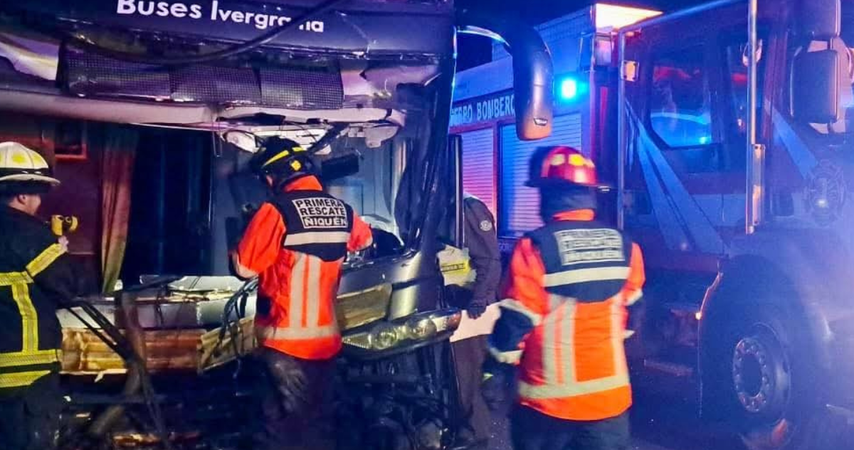 Cerca de 20 personas lesionadas deja colisión de bus con tracto camión en Ruta 5 a la altura de Ñiquén