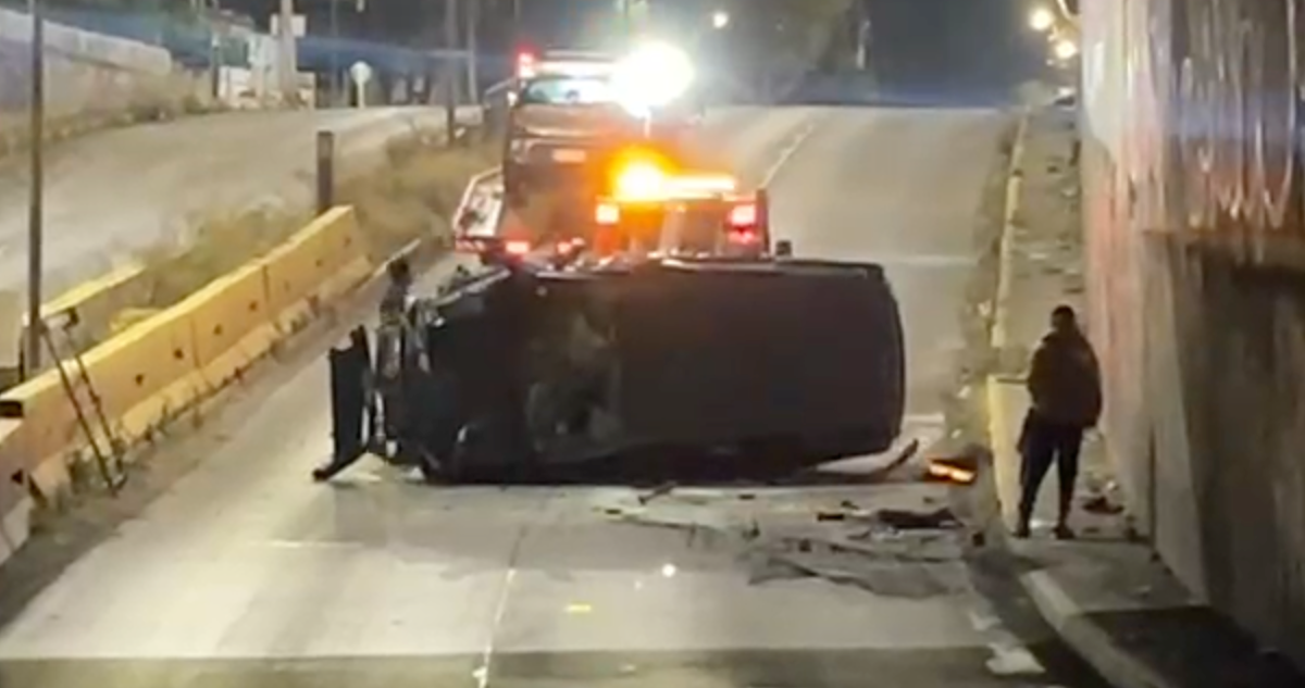 Colisión termina con vehículo cayendo a paso bajo nivel de Departamental en la RM