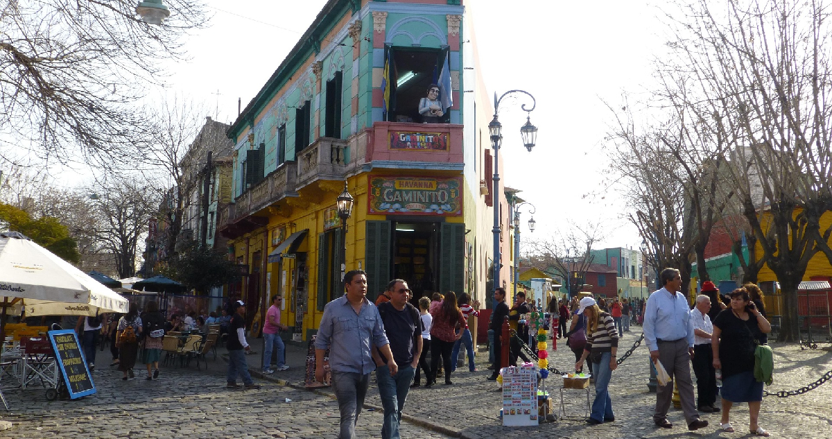 La actividad económica de Argentina creció apenas un 0,3% mensual en agosto tras tres meses a la baja