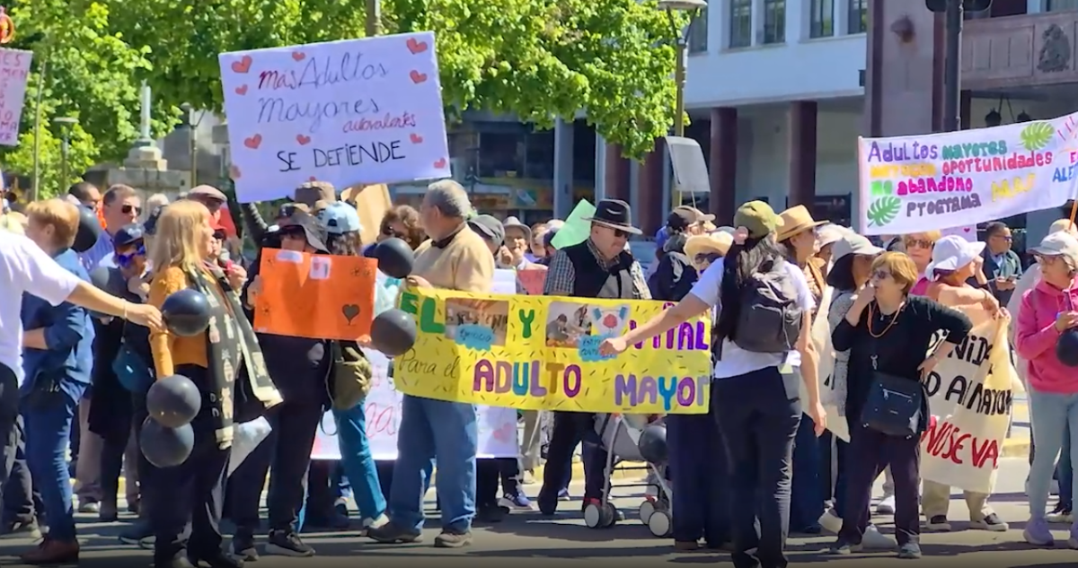 Adultos mayores manifestándose