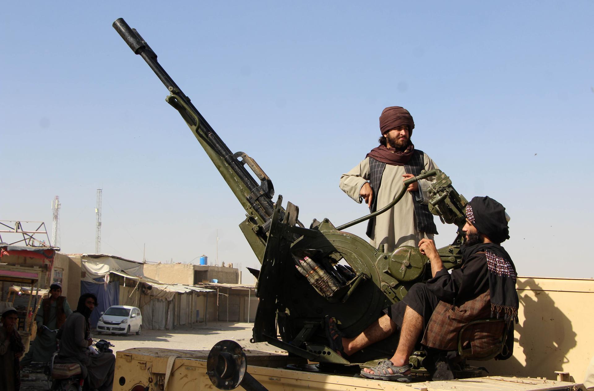 Patrulla talibán durante enfrentamientos transfronterizos con soldados paquistaníes en Spin Boldak, Afganistán