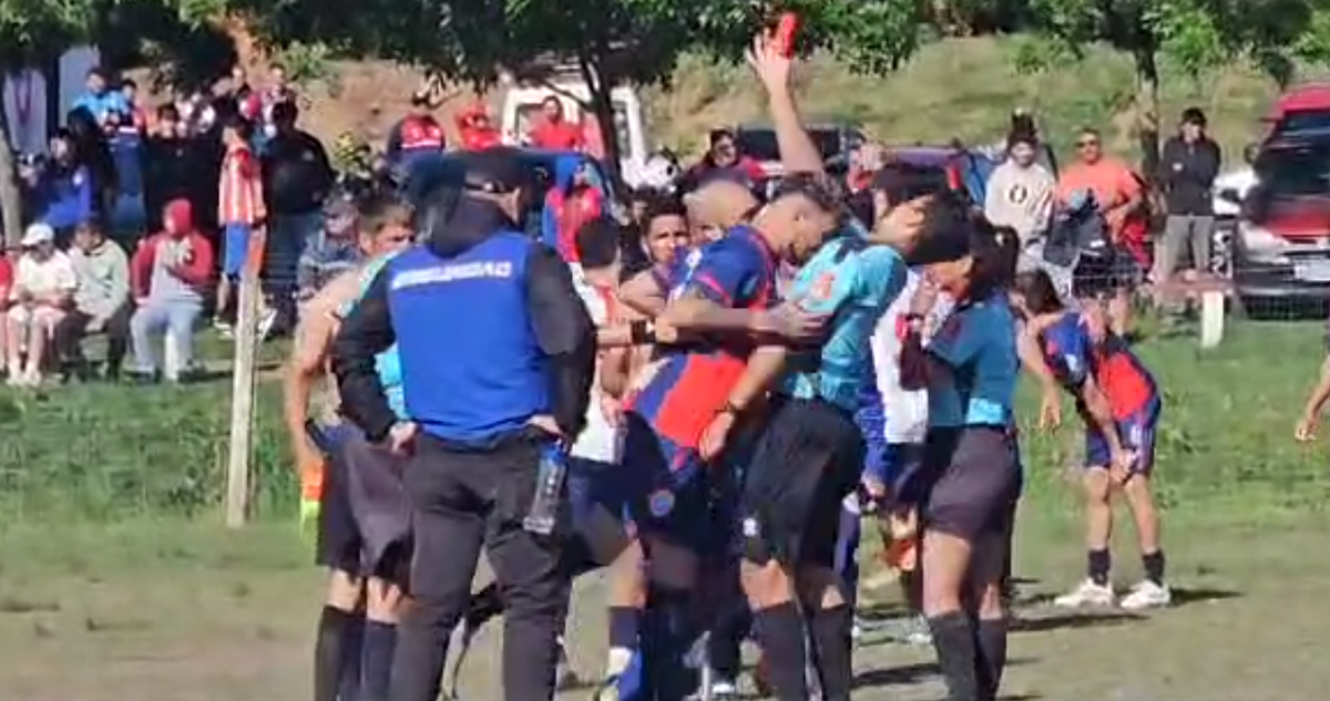 La violenta y cobarde agresión a árbitro que desató huelga en liga de fútbol local en Uruguay