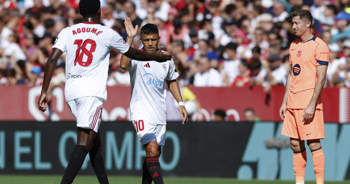 Alexis Sánchez brilló en goleada del Sevilla a Barcelona.
