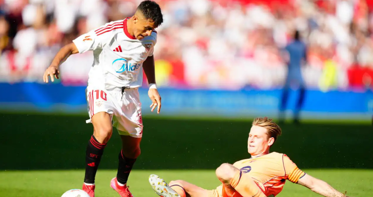 Alexis Sánchez con el Sevilla en duelo frente al FC Barcelona