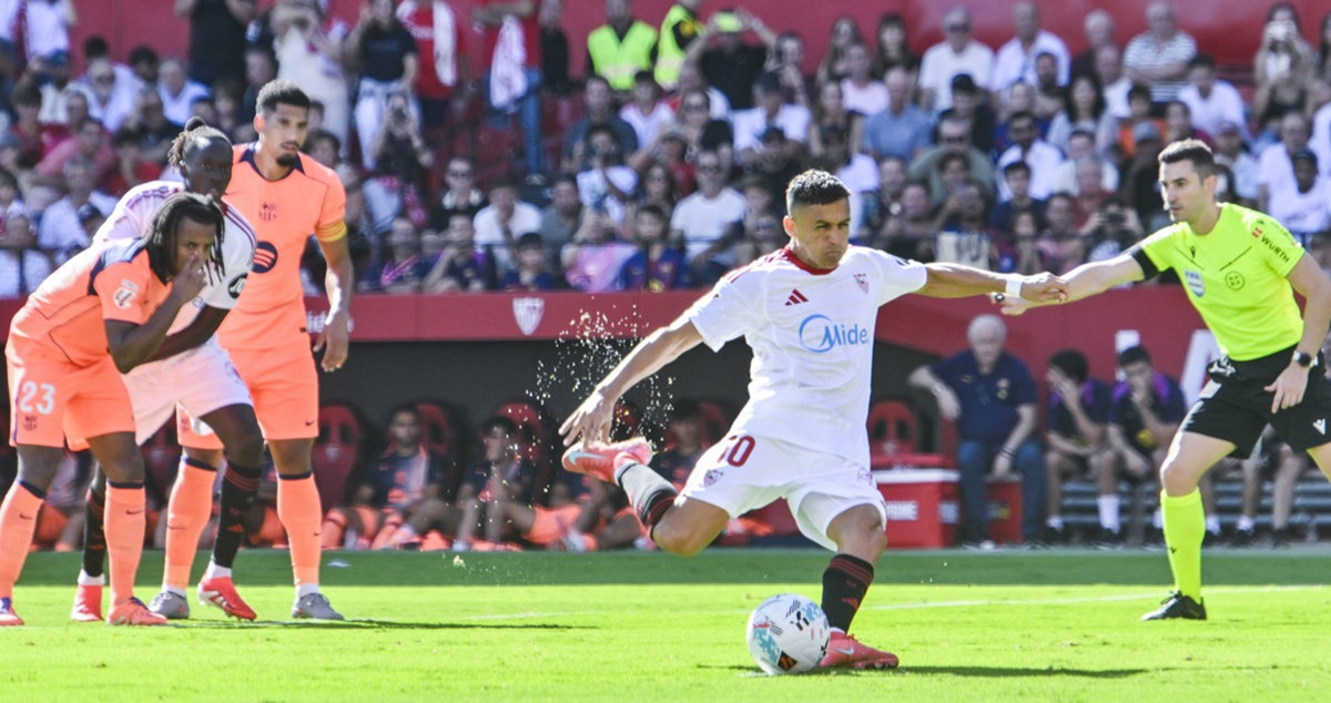 Alexis Sánchez marcó de penal ante Barcelona.