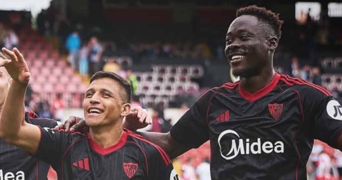 Alexis Sánchez y Akor Adams en el Sevilla