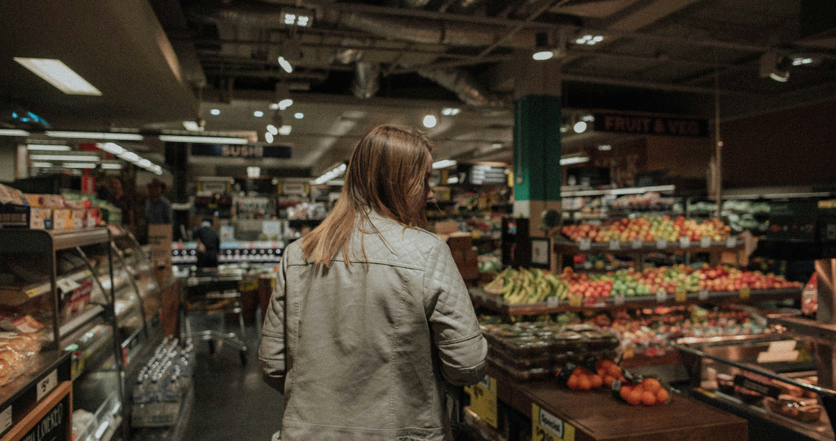 Foto de contexto de persona en el supermercado para columna sobre alimentos simulados
