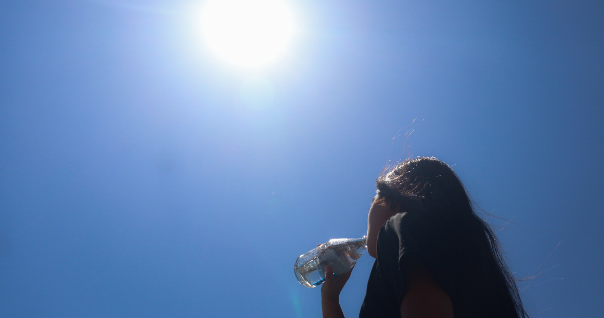 Pronostican altas temperaturas para Santiago este jueves y probables chubascos post Halloween