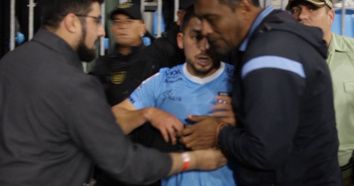 Árbitro Juan Lara denunció a César González, de Iquique, por insultos a su propia hinchada