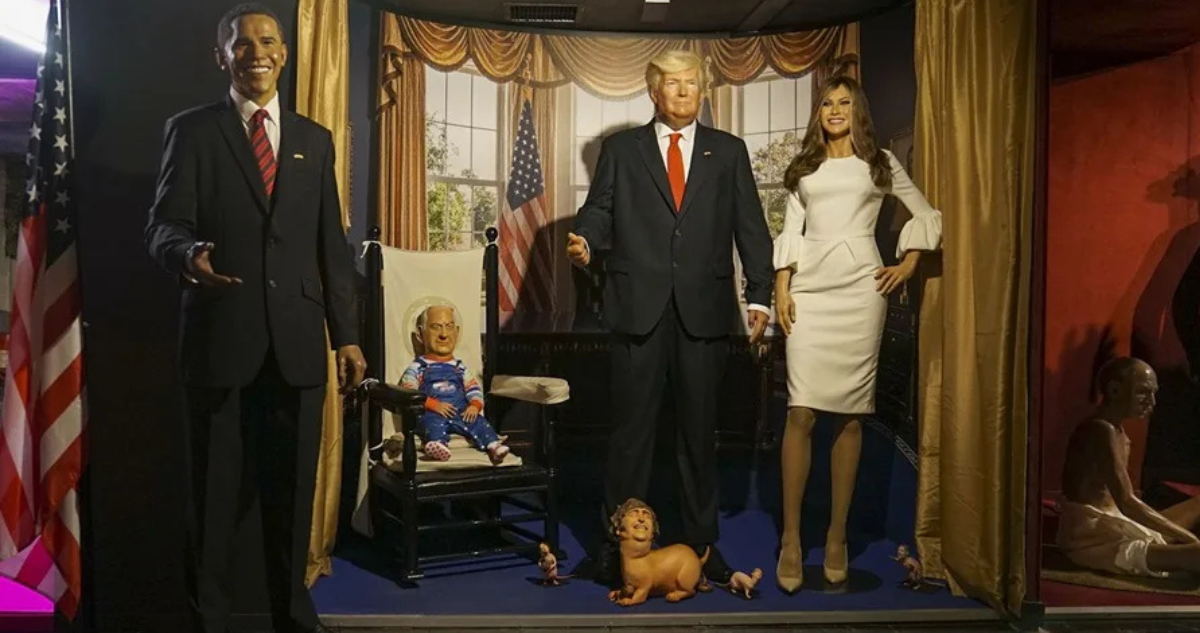 Figura de artista sobre Milei con Trump