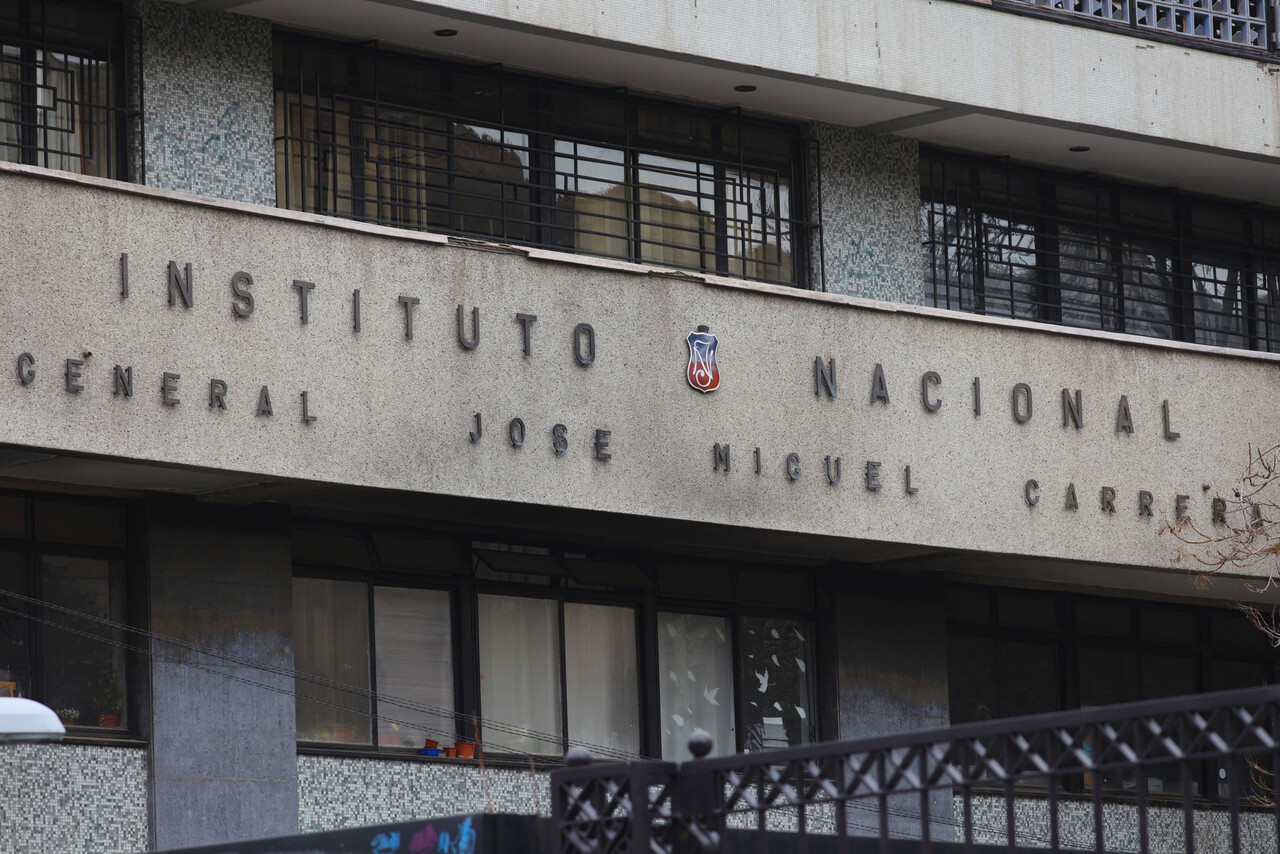 Municipalidad de Santiago destituye a rectora del Instituto Nacional tras sumario por agresión escolar